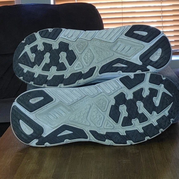 Hoka One One Men's Black and White Arahi 6 - removable insoles not included* - Picture 3 of 8